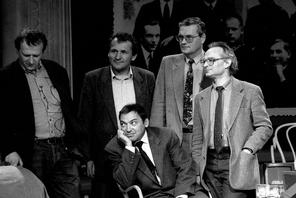 Działacze opozycji demokratycznej w studiu Telewizji Polskiej. Od lewej stoją: Adam Michnik, Henryk Wujec, Mirosław Sawicki, Jan Lityński, Seweryn Blumsztajn (siedzi), Warszawa, marzec 1993 r.