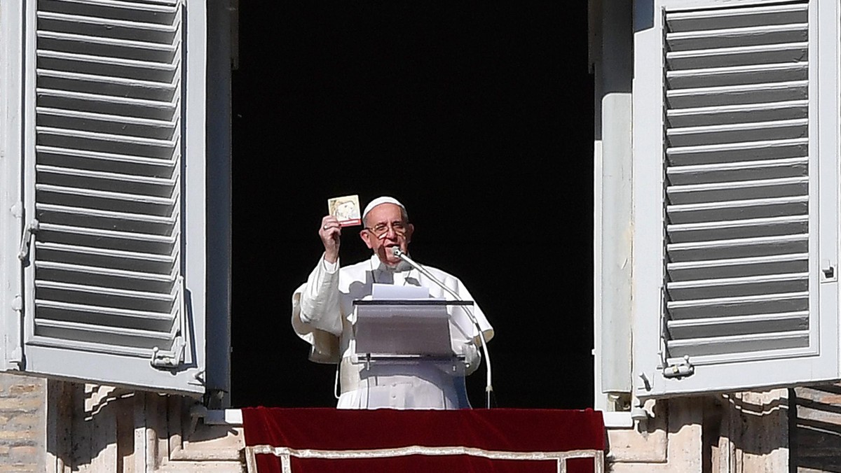 Papież Franciszek znów prowadzi w rankingu zaufania we Włoszech. Najmniejszym cieszą się parlament i partie polityczne. Z sondażu instytutu Demos wynika, że 40 procent Włochów uważa imigrantów za zagrożenie dla porządku publicznego i osobistego bezpieczeństwa.