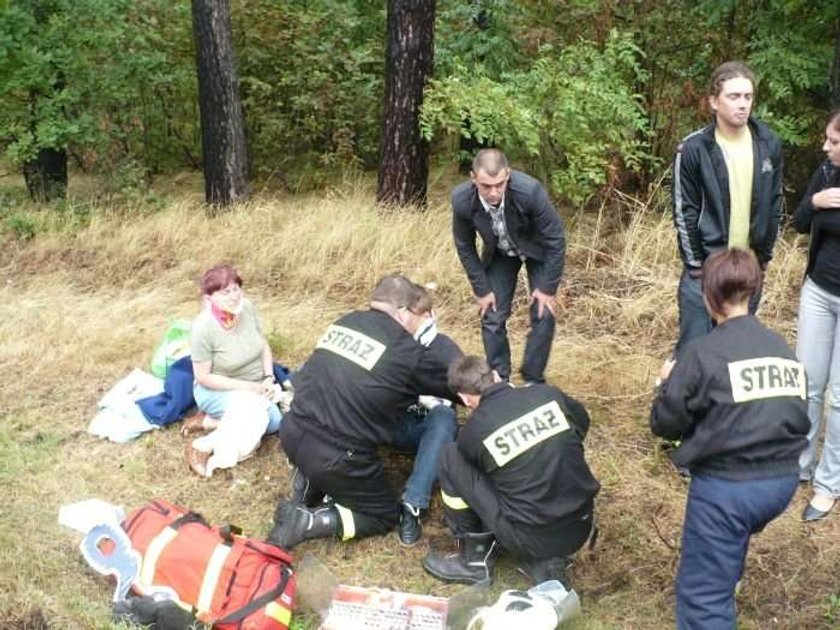 Fiat był tak zmiażdżony, że strażacy musieli rozcinać karoserię