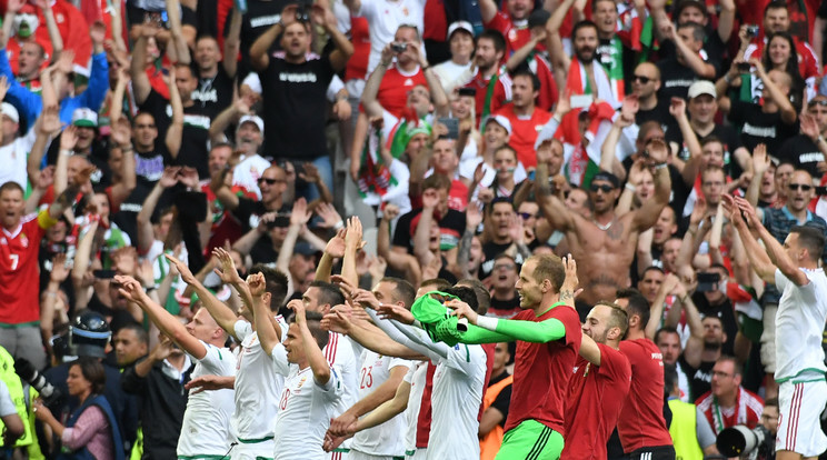 Remélhetőleg július 10-ig minél többször nézhetjük végig, amint a magyar játékosok a siker után megköszönik szurkolóik bíztatását  /Fotó: AFP