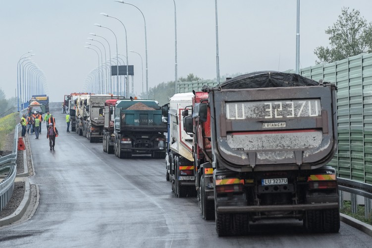 Próba obciążeniowa to pierwszy element procedury odbioru inwestycji. Podczas próby obciążeniowej na most wjechało 30 ciężarówek maksymalnie obciążonych ziemią. <br><br> fot. (zuz) PAP/Wojciech Pacewicz