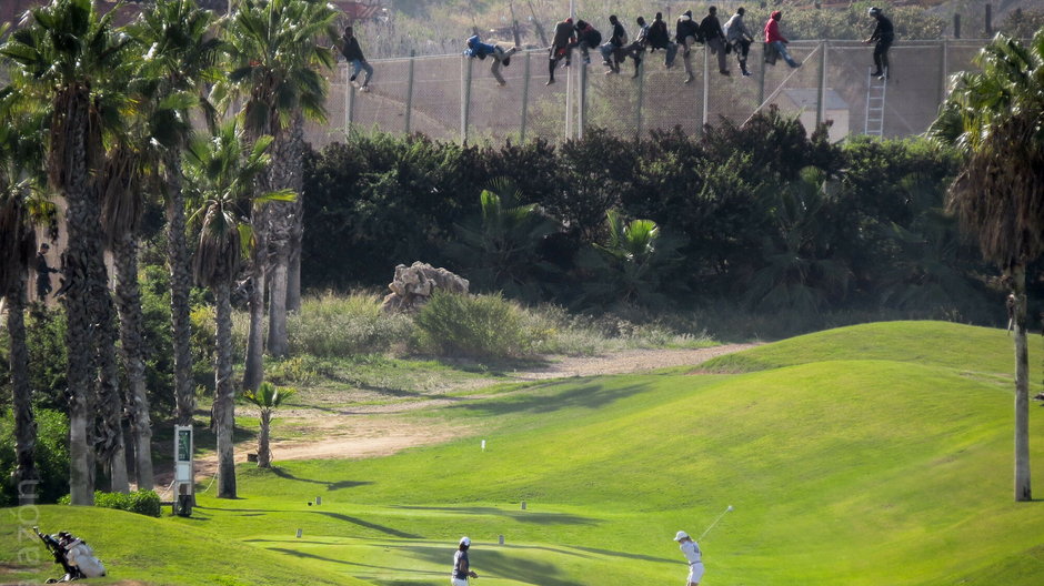 Marokańscy imigranci próbują sforsować płot, gdy Hiszpanie grają w golfa