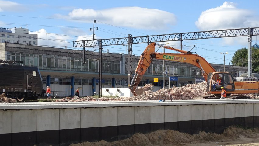 Olsztyn Główny – obok przejeżdżających pociągów powstaje nowa stacja [NOWE ZDJĘCIA]