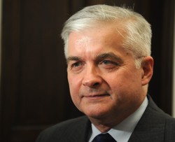 Cimoszewicz o związkach między częścią policji i stadionowymi bandziorami