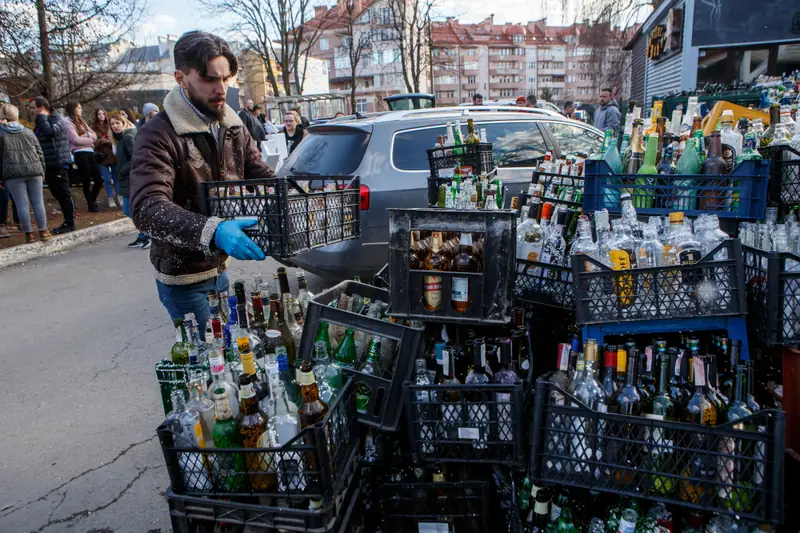 Ukraińcy zbierają butelki w Użhorodzie