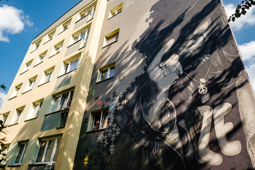 Mural z Ryszardem Riedlem zdobi blok w Tychach. Miejsce nie jest przypadkowe