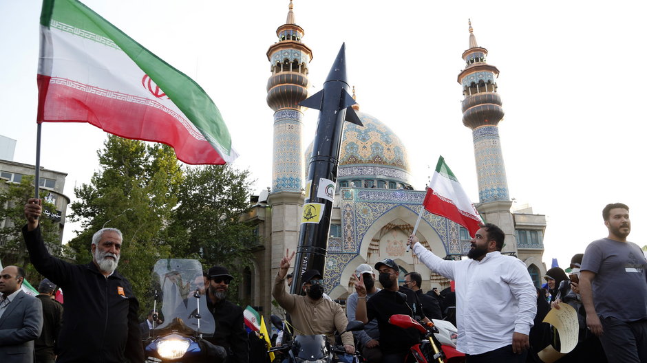 Irańczycy na placu Palestyńskim w Teheranie, Iran, 15 kwietnia 2024 r.