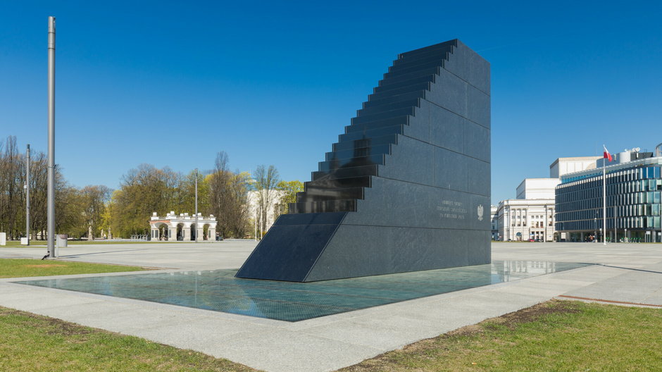 Pomnik upamiętniający ofiary katastrofy smoleńskiej na pl. Piłsudskiego w Warszawie