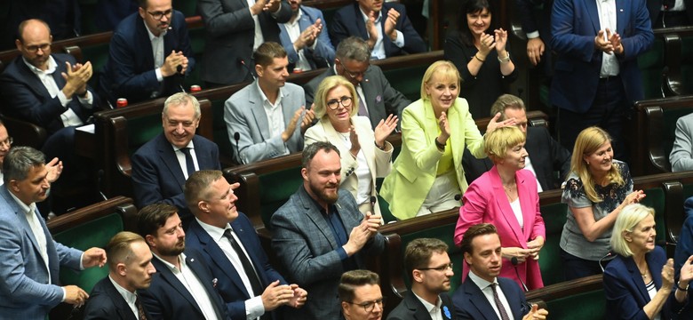 Konfederacja traci poparcie. Lewica zyskuje [SONDAŻ]