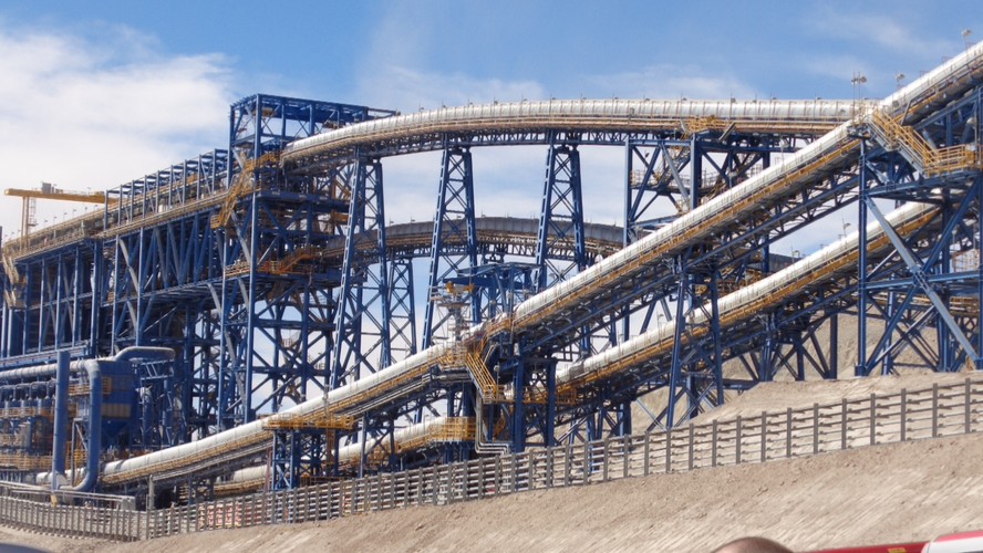 Zmielona ruda transportowana jest przy pomocy polskiej produkcji taśmociągów do tzw. kolumn flotacyjnych. Tutaj wytwarzany jest z niej koncentrat, który zawiera aż 25 proc. miedzi. To znacznie więcej, niż koncentrat produkowany z rudy wydobywanej w Polsce.<br><br> fot. Bartłomiej Mayer