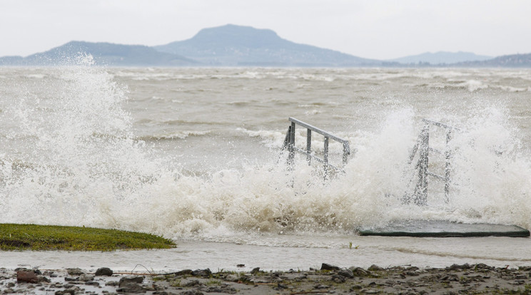 Viharos erejű szél a Balatonnál / Fotó: MTI  Varga György