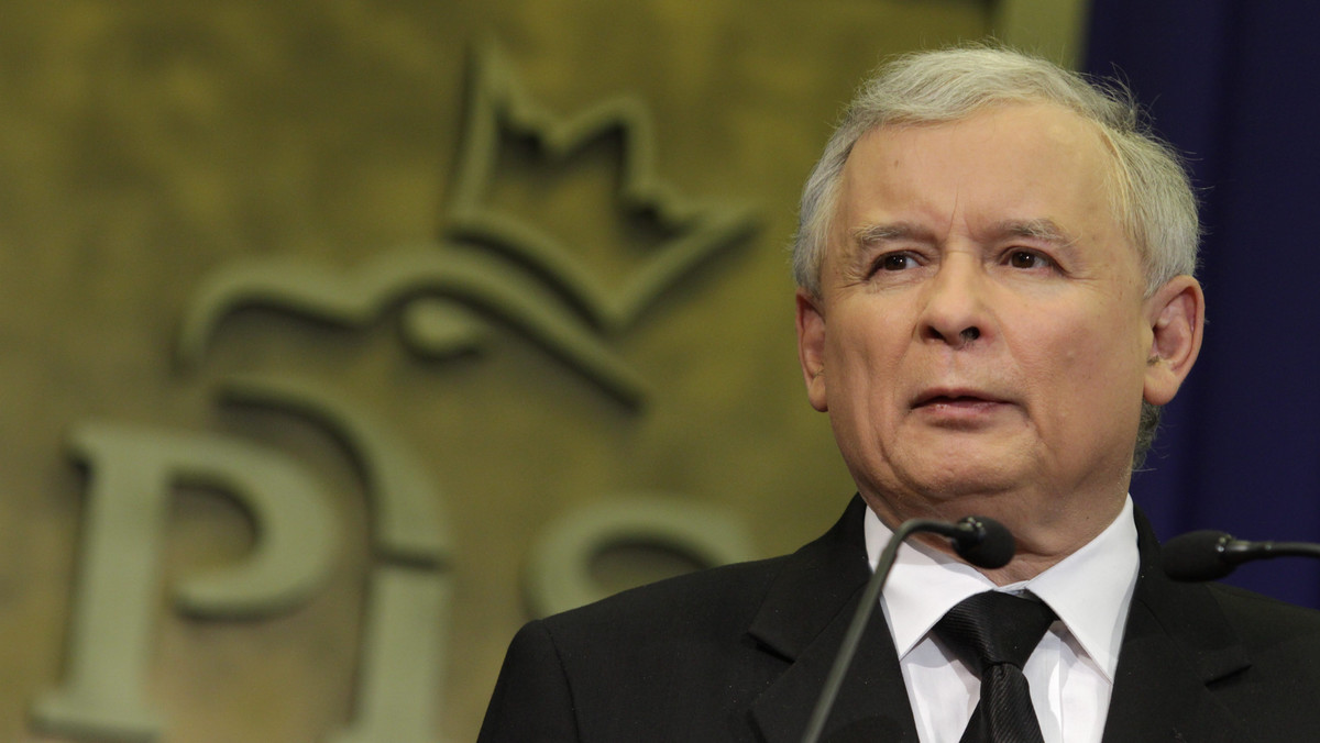 Prezes PiS Jarosław Kaczyński uważa, że rząd powinien bronić polskiej marki "zagrożonej i spostponowanej" przez działania Rosji w związku z wyjaśnianiem przyczyn katastrofy smoleńskiej. Uznał też, że w sprawie katastrofy mamy do czynienia z "dezercją" premiera.
