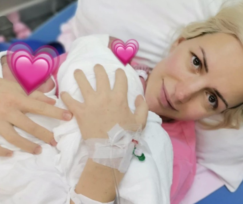 Milena Vučić sa bliznakinjama u porodilištu