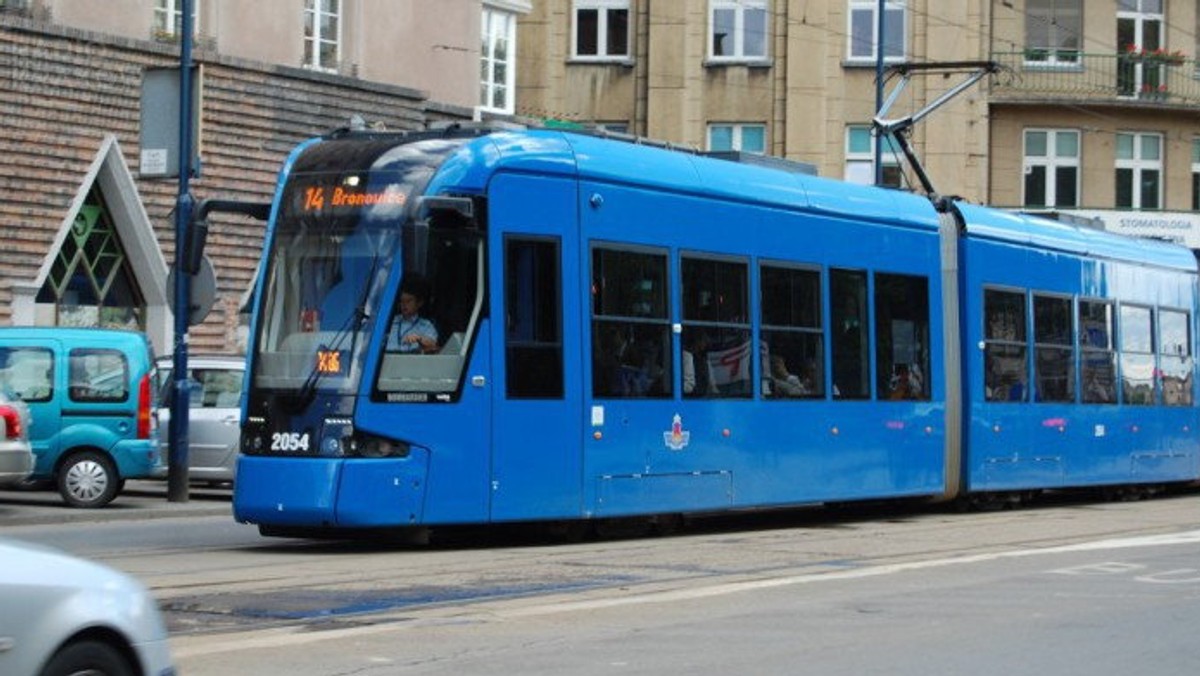 Uwaga pasażerowie krakowskiej komunikacji miejskiej. W sobotę i niedzielę tramwaje będą jechać zmienionymi trasami. Wszystko przez remont zwrotnicy na skrzyżowaniu ulic Stradomskiej i Dietla - informuje Radio Kraków.