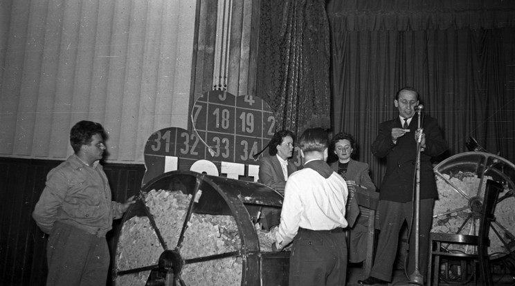 Így nézett ki a lottósorsolás az első évben, 1957-ben Magyarországon, amikor még tárgynyereményeket is kiosztottak/ Fotó: Fortepan /Bauer Sándor
