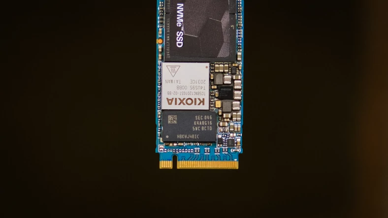 W droższych SSD obok kontrolera znajduje się kość RAM.