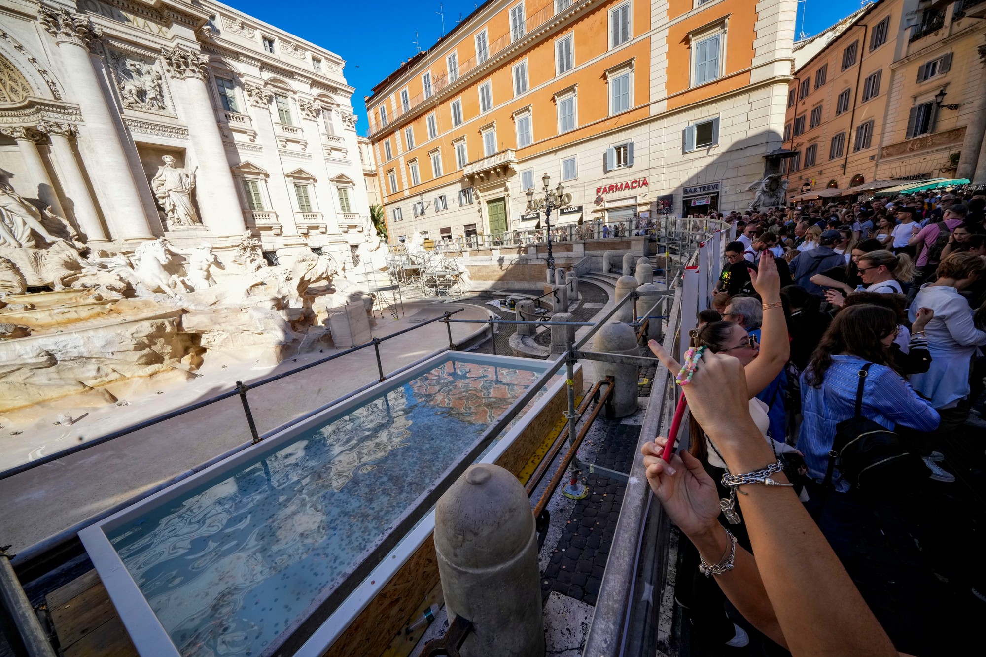 Obnova fontány di Trevi.