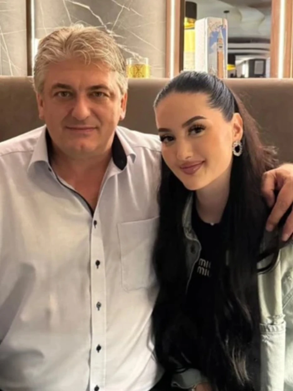 Toni, Manuela