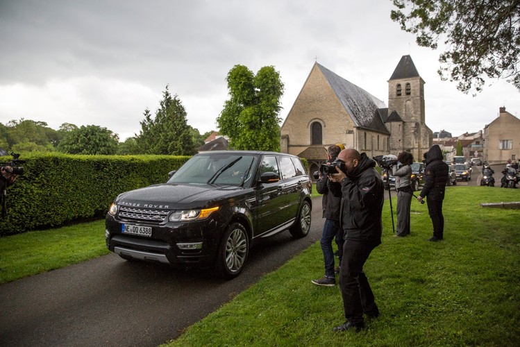 Goście przybywający na brunch zorganizowany przez Valentino w Chateau de Wideville w wigilię ślubu Westa i Kardashian