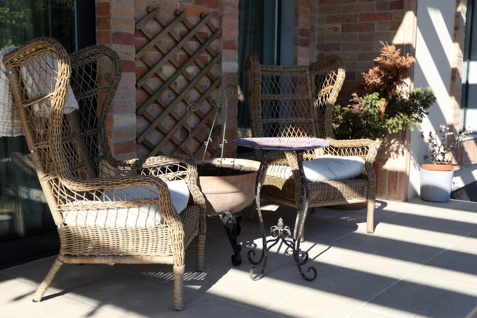 Rale u dvorištu ima bazen sa ležaljkama