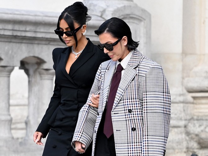 Kim Kardašijan i Kris Džener prošle godine ispred suda u Parizu
