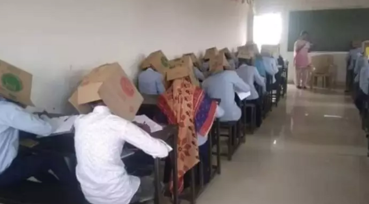 Kartondobozokat raknak a diákok fejére a vizsgán, hogy ne tudjanak csalni