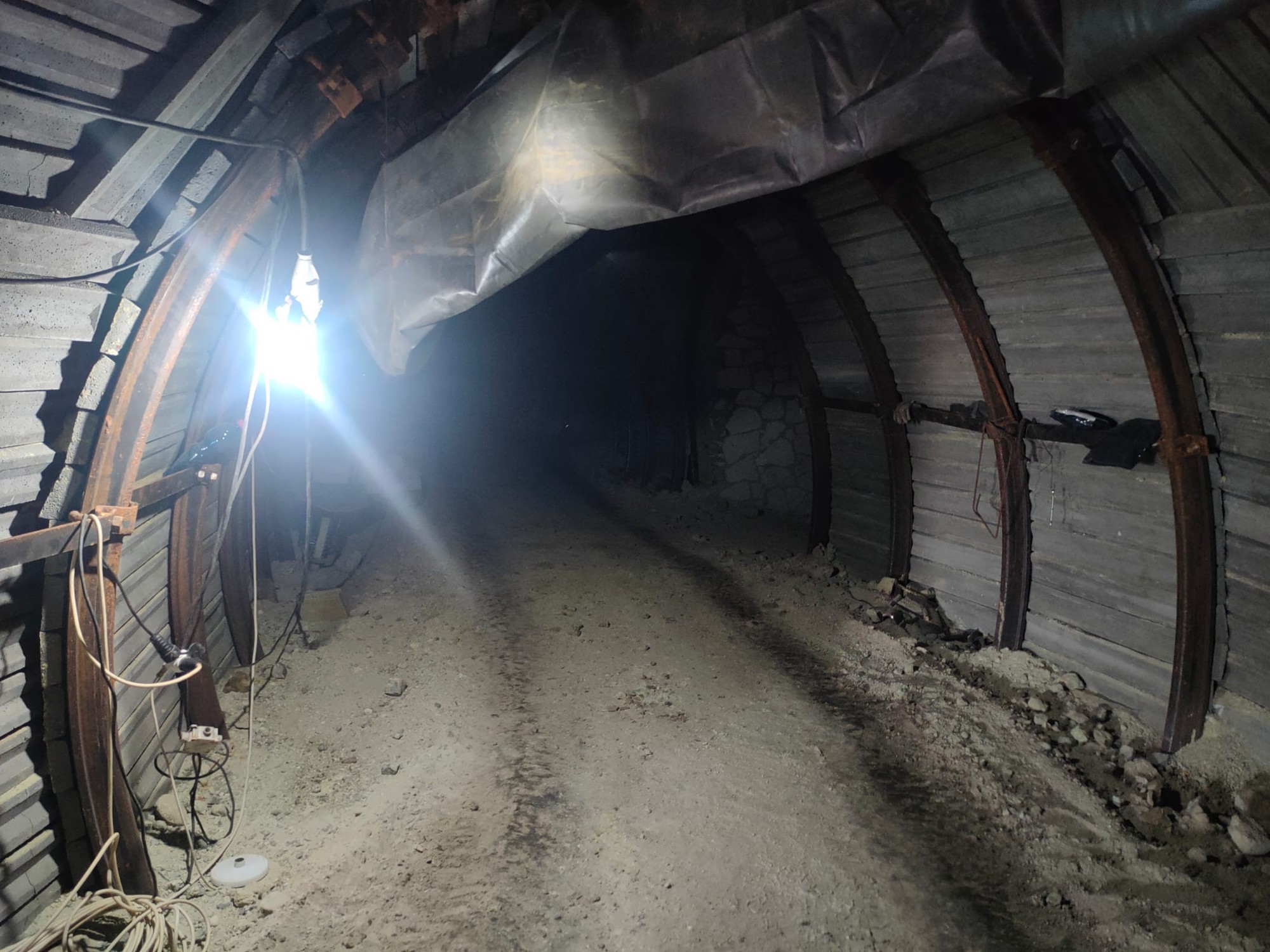 Pri prácach v pivnici vinárstva prišiel o život jeden človek.