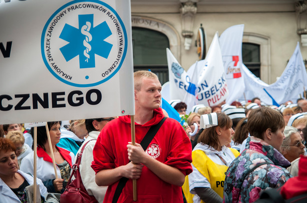 Manifestowania mają natomiast dość ratownicy medyczni. Dlatego planują protesty polegające na tym, że nie będą brali dodatkowych dyżurów