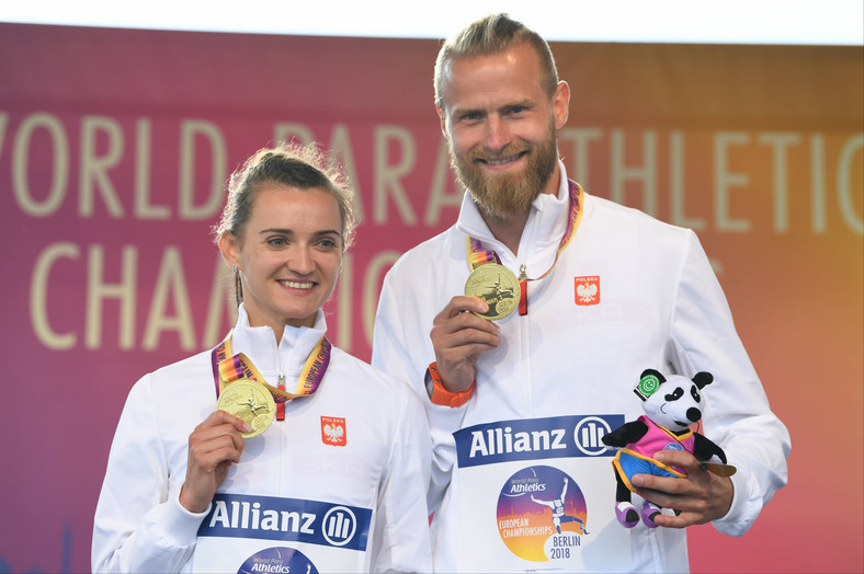 Joanna Mazur i przewodnik Michał Stawicki podczas ceremonii dekoracji biegu na 400 m na lekkoatletycznych mistrzostwach Europy osób z niepełnosprawnością Berlinie w 2018 r.