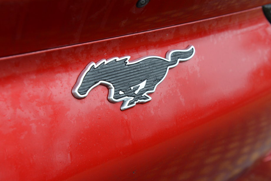 Ford Mustang Mach-E - niewiele go łączy z kultowym muscle-carem. Ale logo z mustangiem pojawia się w kilku miejscach na nadwoziu i w kabinie.