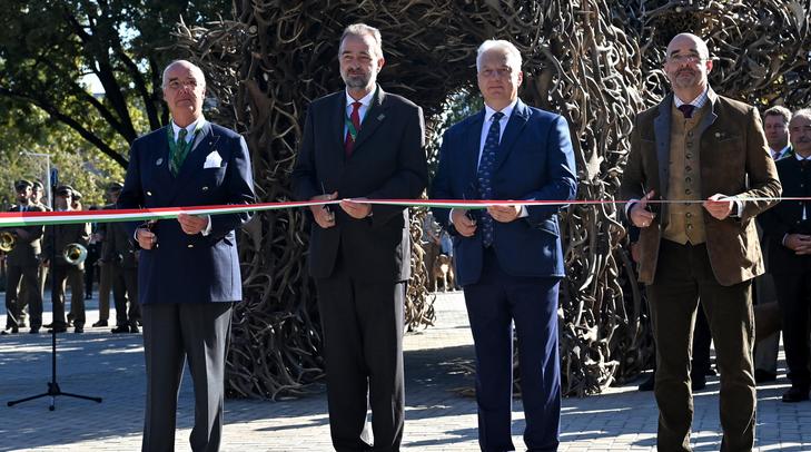 Nemzetközi Vadászati és Vadvédelmi Tanács alelnöke Philipp Harmer, világkiállítás fővédnöke Habsburg-Lotharingia Károly főherceg világkiállítás fővédnöke, Semjén Zsolt miniszterelnök-helyettes valamint Kovács Zoltán, a vadászati világkiállítás megvalósításáért felelős kormánybiztos / Fotó: MTI Illyés Tibor