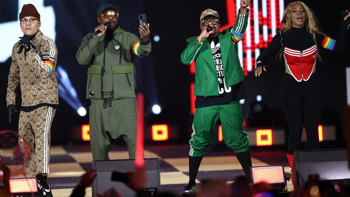 Zespół Black Eyed Peas dogadał się z władzami TVP. Kulisy tęczowych opasek