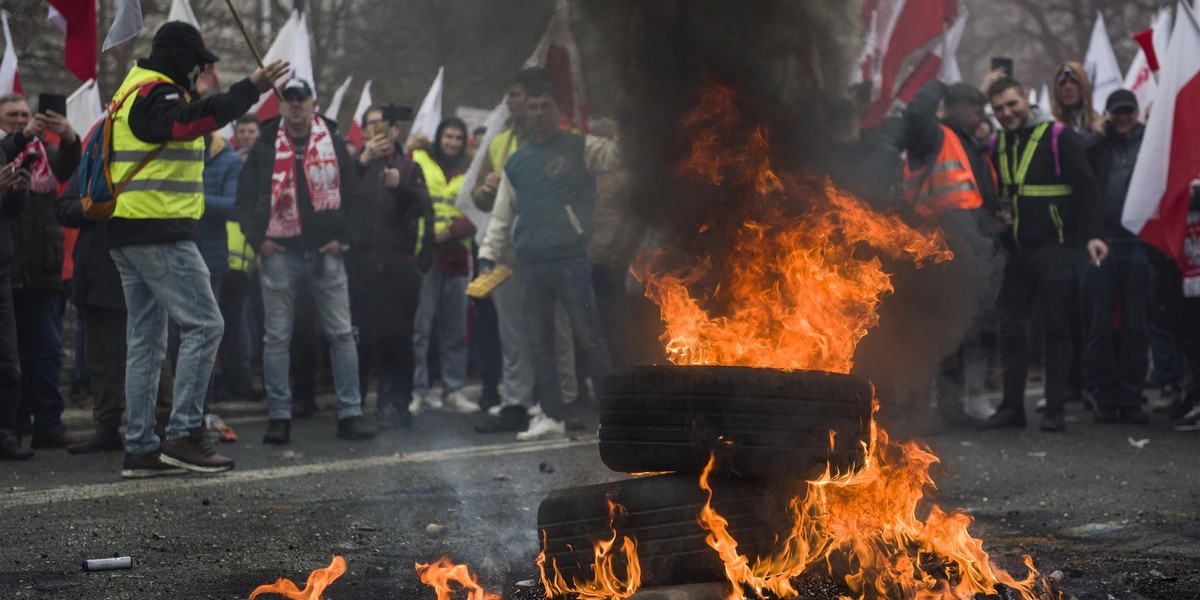 Pokojowy protest rolników przekształcił się w regularne zamieszki.