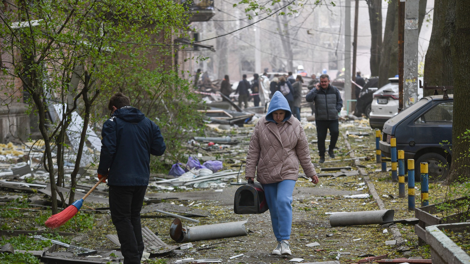 Následky ruského útoku na obytnú štvrť v ukrajinskom meste Dnipro z 25. apríla 2026.