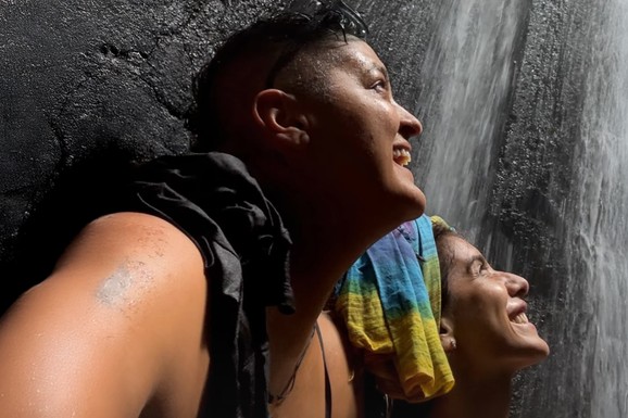 JOVANA PAJIĆ U TOPLESU, MARIJA ŠERIFOVIĆ U KUPAĆEM ISPOD VODOPADA Pevačice ovakve niste videli! Uživaju na Baliju za sve pare (FOTO)