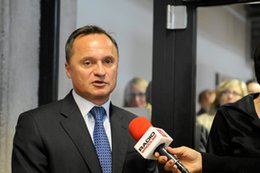 Bank Leszka Czarneckiego znika. KNF uspokaja klientów