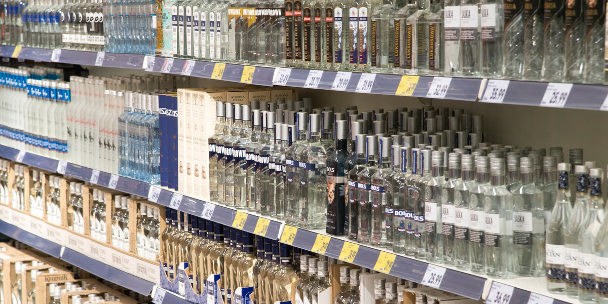 W lutym sieci dyskontowe obniżały cenę wódki do kwoty poniżej 10 zł. To nie spodobało się prokuraturze.