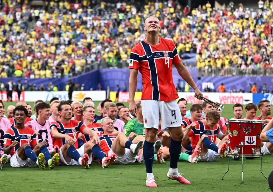 Erling Haland i norveški fudbaleri u karaterističnom slavlju posle pobede - veslanje | Foto: REUTERS/Dylan Martinez