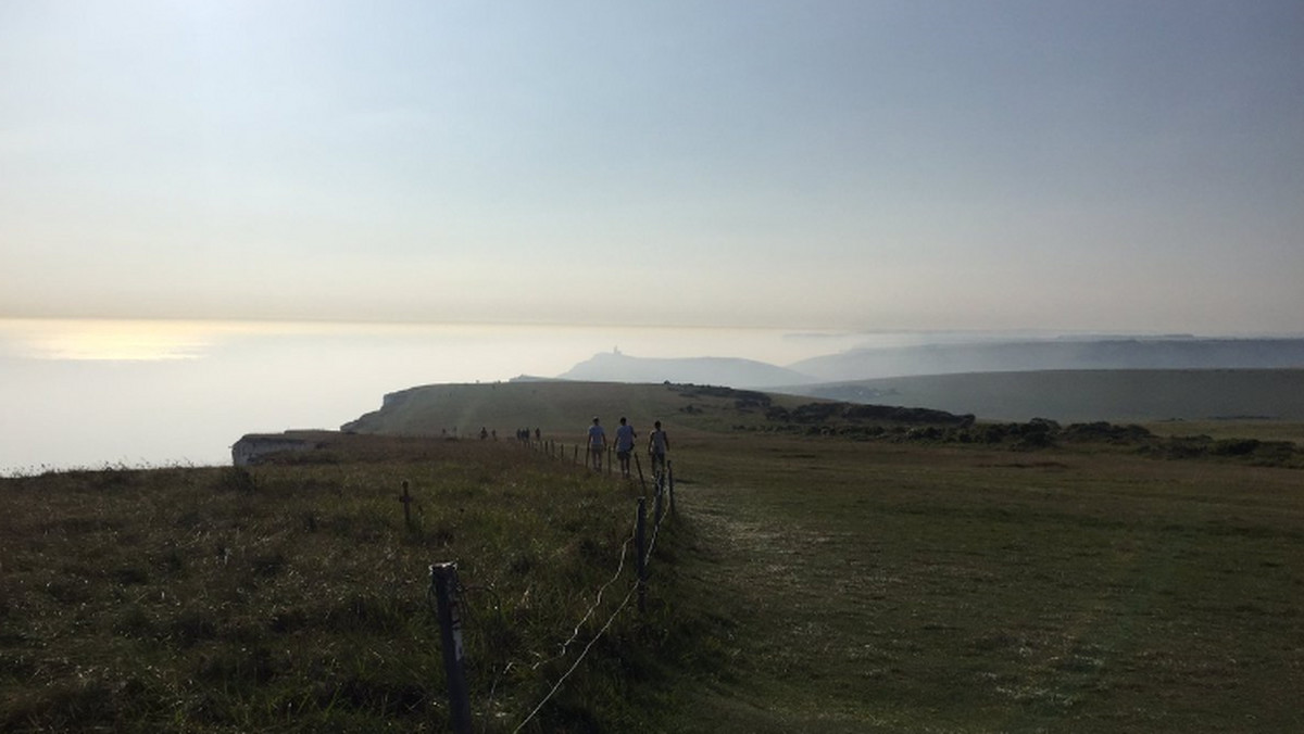 Do niecodziennego zdarzenia doszło wczoraj po południu na wybrzeżu w Birling Gap (Wielka Brytania). Na brytyjskiej plaży nagle pojawiła się żrąca mgła, która sprawiła, że około 150 osób znalazło się w szpitalu. Tajemniczy gaz spowodował pieczenie oczu, ból w gardle oraz wymioty - podaje Telegraph.