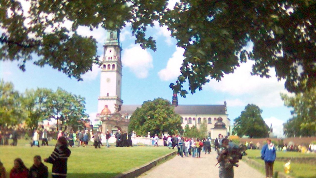 Uroczystość Matki Bożej Częstochowskiej na Jasnej Górze jest ogólnopolskim dziękczynieniem za beatyfikację Jana Pawła II. Biorą w niej udział tysiące pielgrzymów, głównie pieszych oraz przedstawiciele Episkopatu Polski.