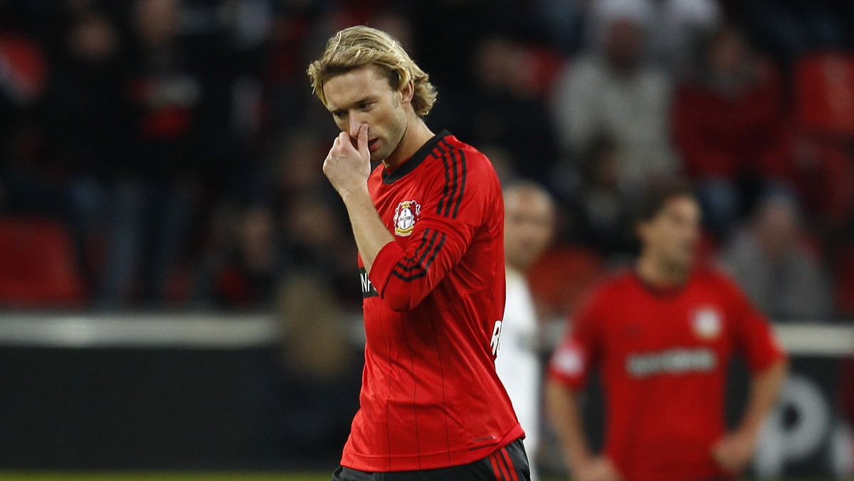 Kapitan Bayeru Leverkusen, Simon Rolfes, przedłużył w czwartek swój kontrakt z zespołem do końca czerwca 2015 roku, poinformowała oficjalna strona klubowa Aptekarzy.