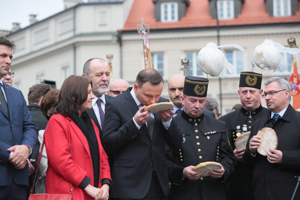 Podczas wystąpienia prezydent podziękował "wielkiemu Niezależnemu, Samorządnemu Związkowi Zawodowemu "Solidarność" za to, że jest, że zrzesza pracowników, dba o ich interesy"