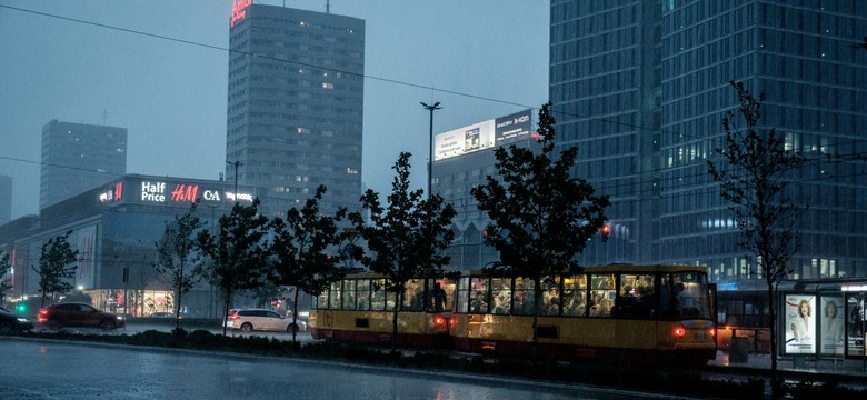 Zalane ulice Warszawy, trasa S8 częściowo wyłączona z ruchu. Gdzie uważać?