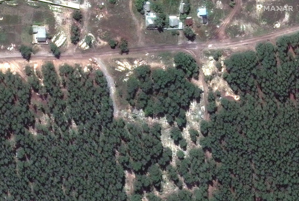 Satelitarne zdjęcia masowych grobów pod Iziumem