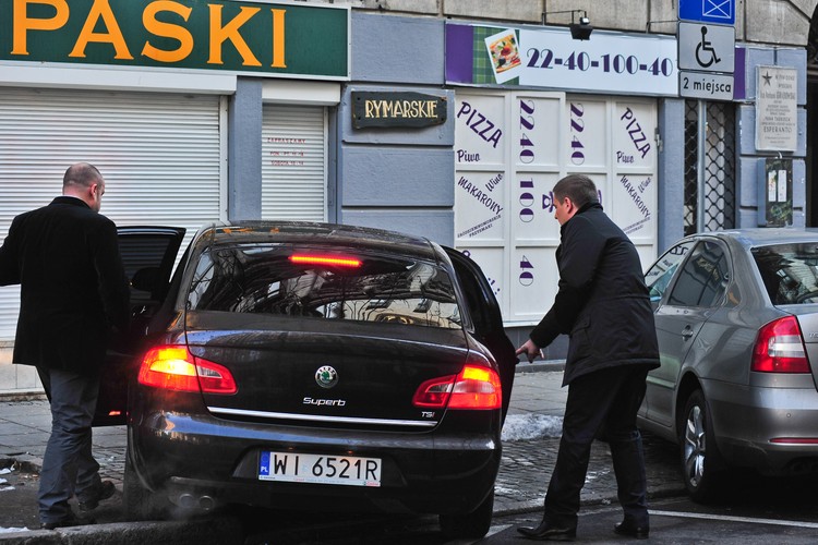 Skoda superb, którą jest wożony minister Bartosz Arłukowicz