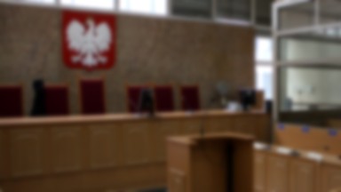 Niemowlę z obrażeniami zmarło; niewykluczona zmiana zarzutu dla ojca