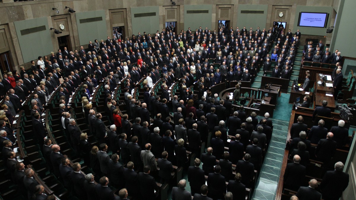 Cezary Grabarczyk (PO), Marek Kuchciński (PiS), Eugeniusz Grzeszczak (PSL) i Jerzy Wenderlich (SLD) zostali we wtorek wybrani na wicemarszałków Sejmu podczas inauguracyjnego posiedzenia izby. Sejm nie wybrał natomiast na wicemarszałka zgłoszonej przez Ruch Palikota Wandy Nowickiej. Lider Ruchu Poparcia Janusz Palikot ocenił tę decyzję jako "skandaliczną".