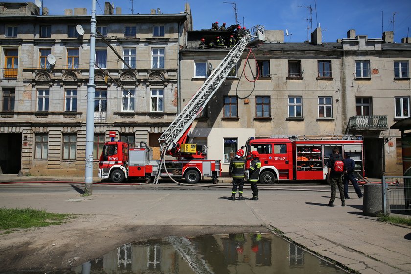 Pożar kamienicy przy skrzyżowaniu ul. Kilińskiego i Przybyszewskiego