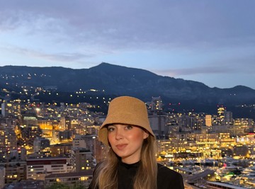"NISI IMALA VALJAN S... ČIM SU TI OSTALE PUBERTETSKE BUBULJICE!" Profesorka pevanja napala 23 godine mlađu partnerku našeg glumca! "Šta si se pomamila, babo?!"