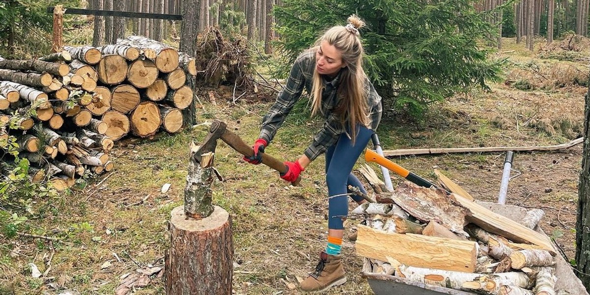 Piękna modelka i influencerka od razu po powrocie z wakacji ruszyła na pomoc tacie. Zabrała się nawet za rąbanie drewna na zimę!